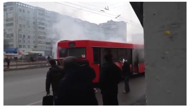 Видео и фото горящего автобуса в Казани опубликовали в сети