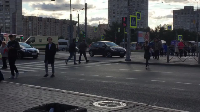 Видео: в Петербурге иномарка проехалась по трамвайной остановке