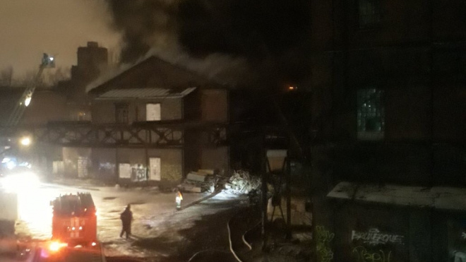 Ночной пожар охватил здание на "Красном треугольнике" 