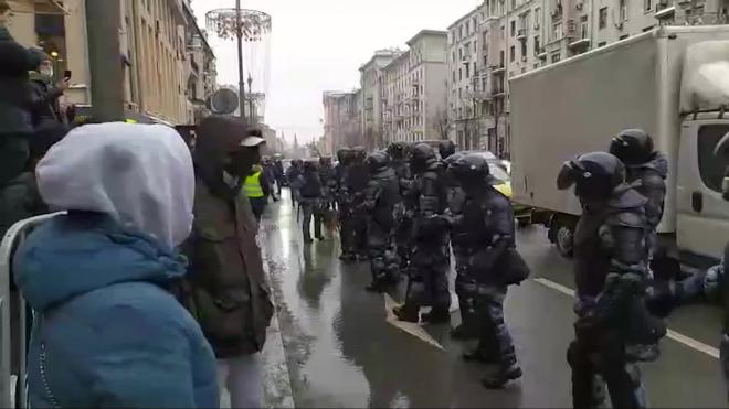В МВД заявили, что около 4 тысяч человек участвуют в незаконной акции в центре Москвы