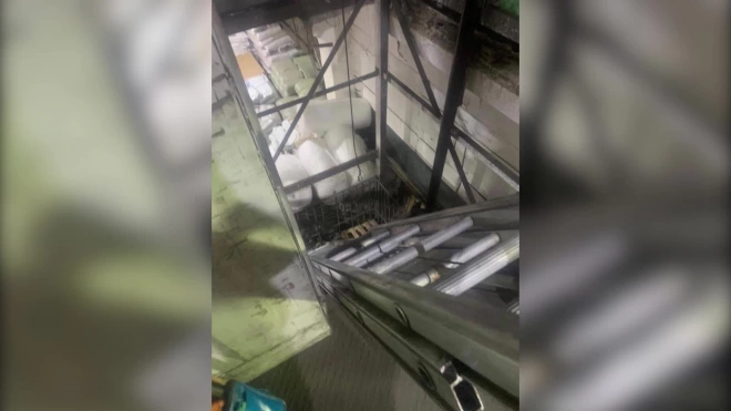 Два человека пострадали из-за падения лифта в Москве