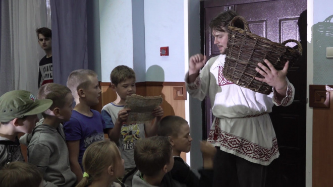 Видео: «Сказку о колдовском соблазне» показали детям, отдыхающим в Рощинском лагере