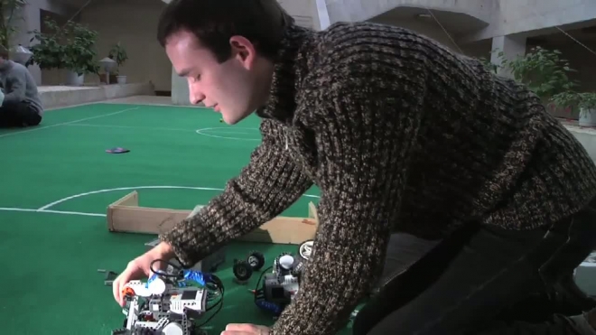 Студенты СПбГУ превратились в тренеров. Воспитывают футбольную команду из роботов