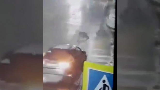 Видео из Чувашии: Молодой мужчина попал под колеса авто в Шумерле