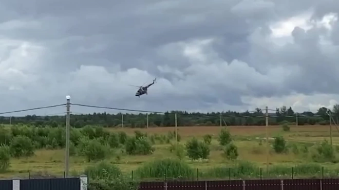 Момент жёсткой посадки военного вертолёта под Гатчиной попал на видео