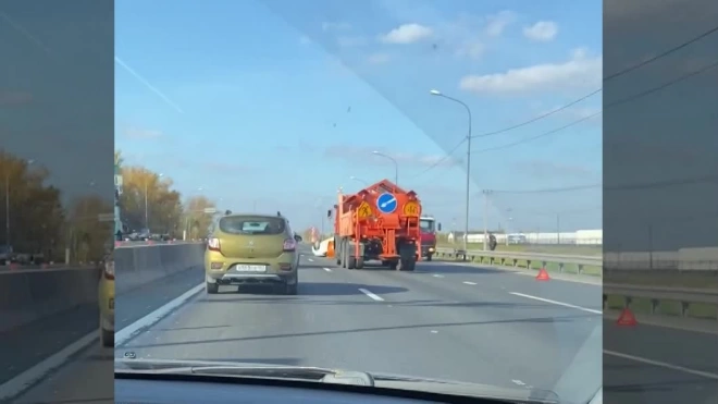 На Московском шоссе перевернулся белый автомобиль 