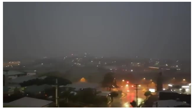 Житель Австралии нечаянно снял на видео удар молнии, который чуть его не убил