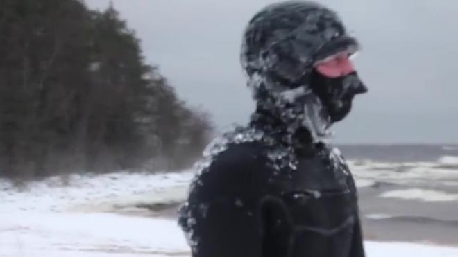 Видео: серферы из Петербурга покорили волну на Ладожском озере в мороз