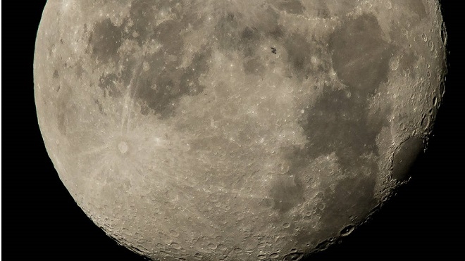 Фото МКС на фоне Луны опубликовано на сайте NASA