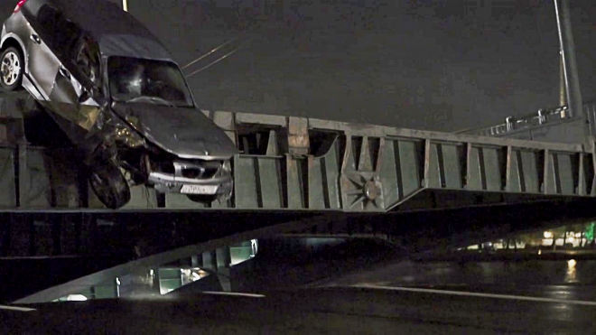 В Петербурге автомобиль BMW перелетел через разведенный Биржевой мост, все остались живы