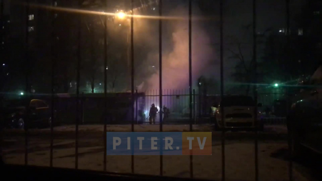 На проспекте Сизова загорелся салон автобуса и моторный отсек 