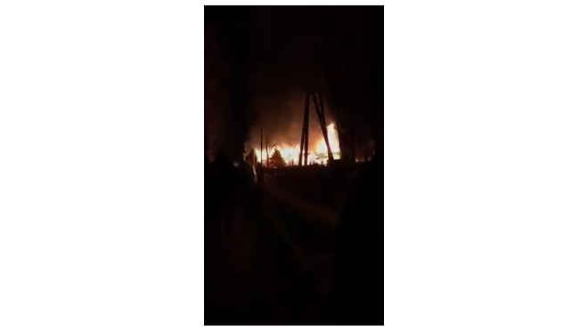 В Сети появилось видео ночного пожара в Коломягах