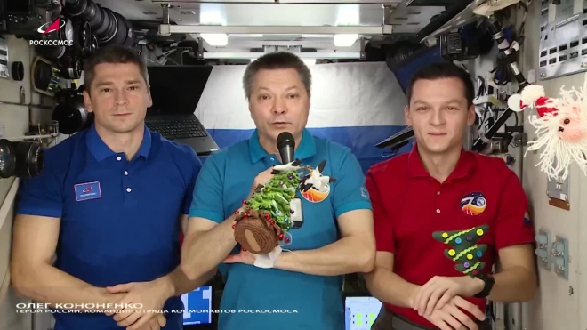 Космонавты с борта МКС поздравили МХТ имени Чехова с наступающим Новым годом