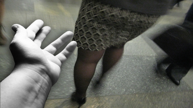 Пассажиркам питерского метро угрожает самоудовлетворитель 
