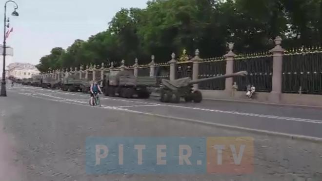 Петербуржцы заметили военную технику у Троицкого моста