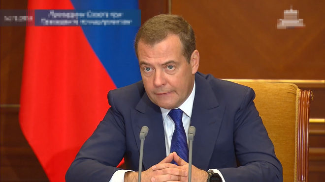 Медведев потребовал от губернаторов отчеты о задержках соцобъектов 