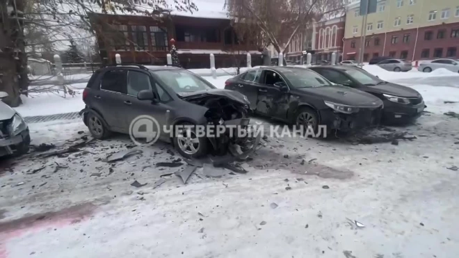 В Екатеринбурге Mercedes-Benz протаранил пять автомобилей на парковке