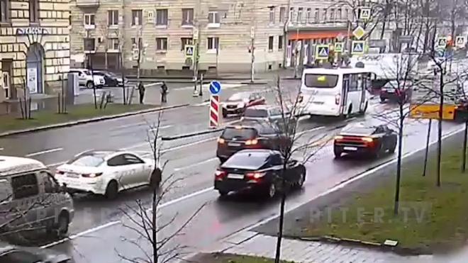 Видео: на проспекте Стачек "Газель" толкнула иномарку