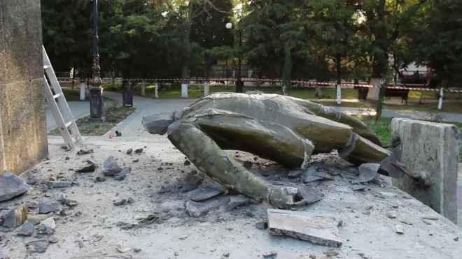 Появилось видео разрушенного памятника Ленину в Крыму