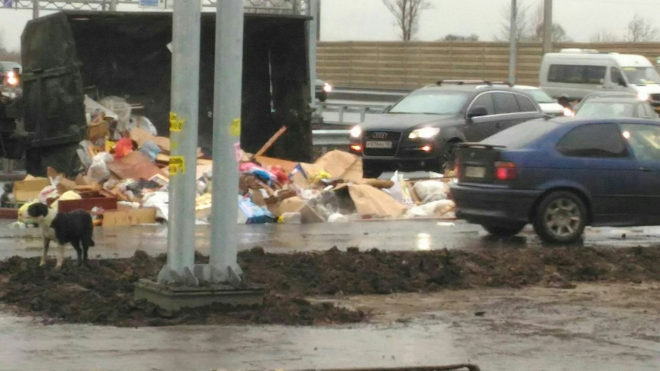 Грузовик, но не с пряниками: на Московском шоссе опрокинулся мусоровоз 