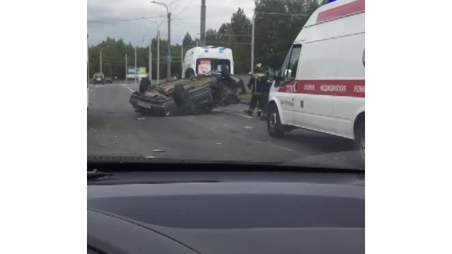 На петербургских дорогах перевернулась очередная машина