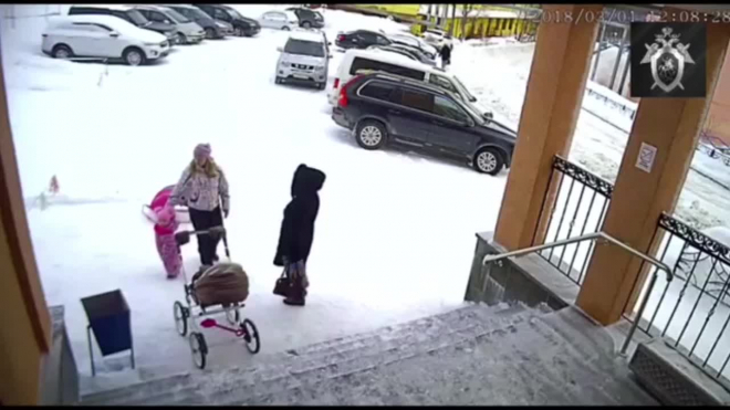 Под Мурманском упавший с крыши снег накрыл маму с малышкой