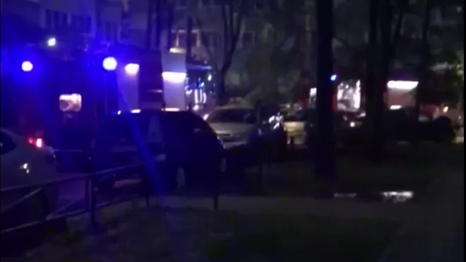 Видео: ночью спасатели тушили пожар в квартире на Серебристом бульваре