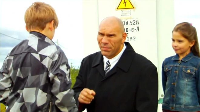 Николай Валуев снова стал героем рекламного ролика. Боксер спасает детей от смерти