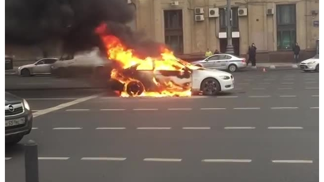 В Москве горящая BMW парализовало Садовое кольцо