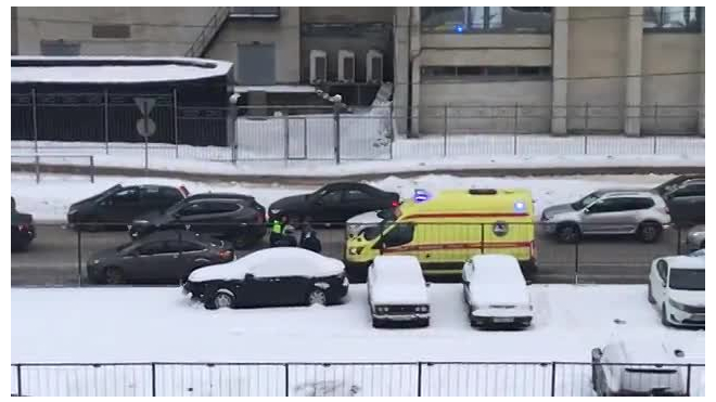 Видео: в Петербурге столкнулись три авто, водителя увезли на носилках