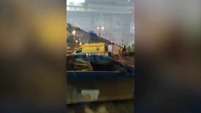 Skoda влетела в "Газель" возле моста Александра Невского: из машины достают человека