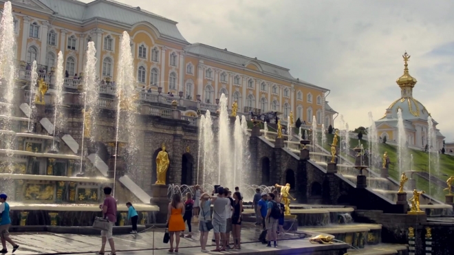 Обездоленным детям из Луганска показали фонтаны Петергофа