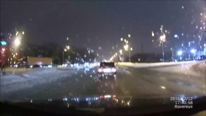 Видео: автомобиль занесло в столб в Омске