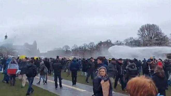 Полиция Амстердама применила водометы против демонстрантов