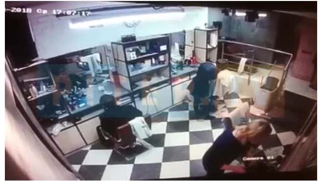 Видео: на "Звездной" клиент украл у парикмахера 2 тысячи рублей