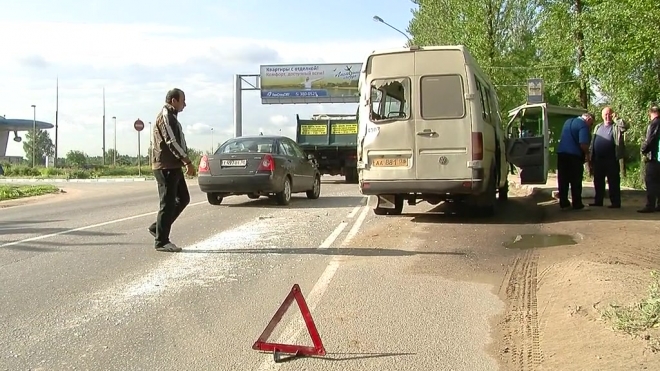 В Девяткино «КАМАЗ» врезался в маршрутку