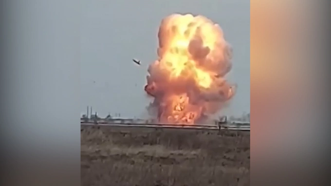 Кадры падения Су-25 ВВС Украины под Херсоном опубликованы в Сети