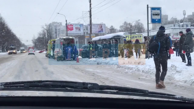 Возле метро "Академическая" машина влетела в остановку с людьми