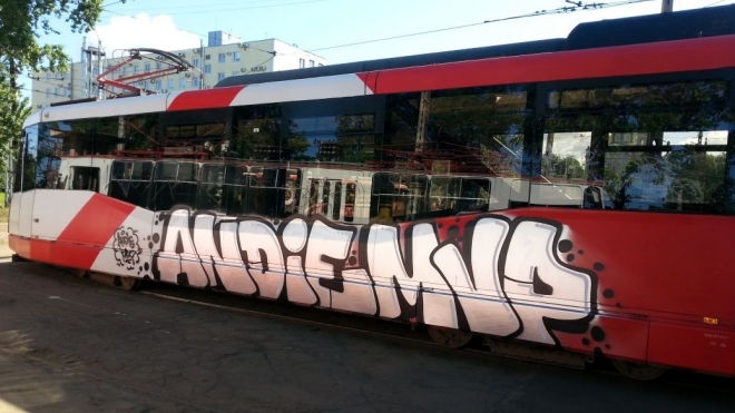 В Купчино вандал изуродовал и поцарапал новый трамвай на 318 тысяч 