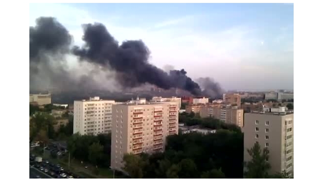В Москве горят 2000 квадратных метров мясокомбината "Микоян"