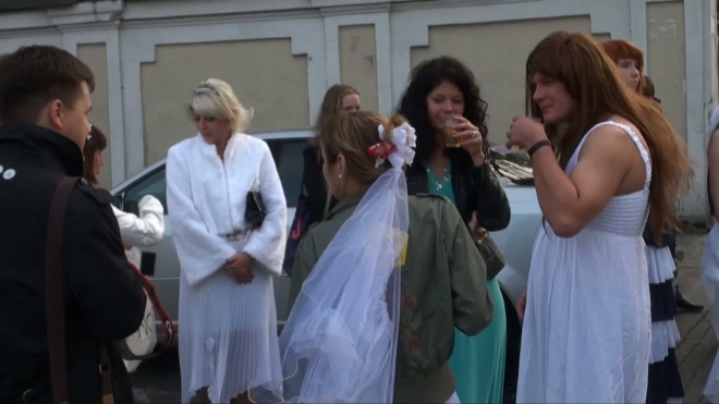 "Хочу замуж!" Парад роскошных невест в центре Петербурга
