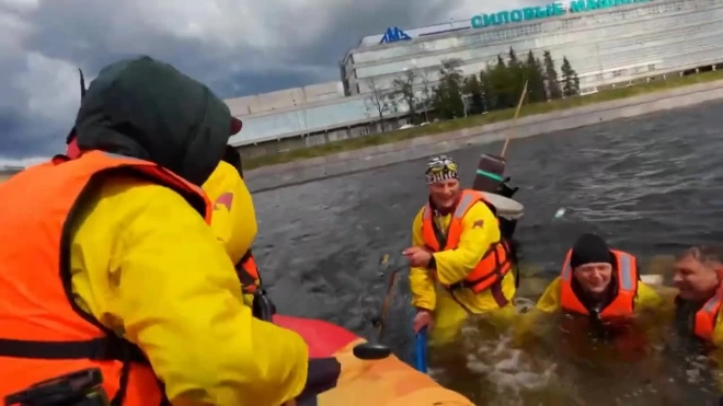 Во время Петровского гребного марафона на Неве спасали упавших в воду участников