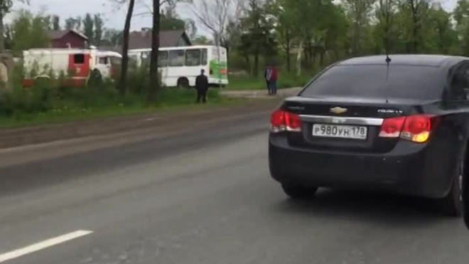 На Красносельском шоссе маршрутка устроила лобовое столкновение