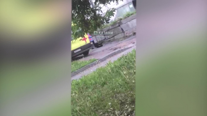 Минздрав Татарстана проверит видео, где сотрудник скорой пинает мужчину