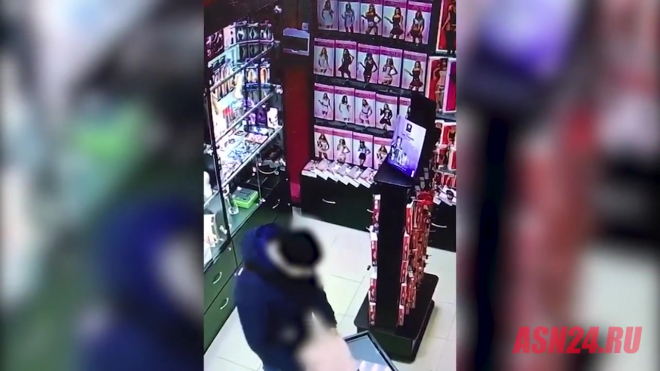 В Благовещенске парень испытал секс-игрушку прямо за прилавком магазина
