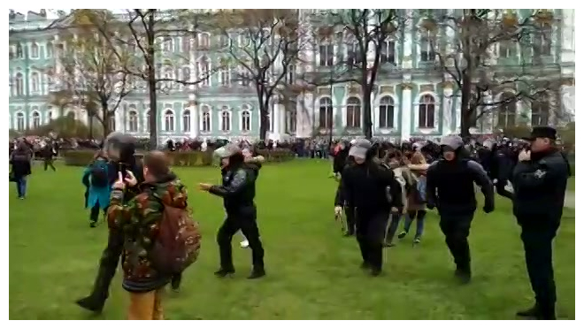 Видео: у Зимнего дворца задержали подростков-участников митинга
