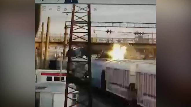 Подросток залез на вагон поезда и получил мощный удар током