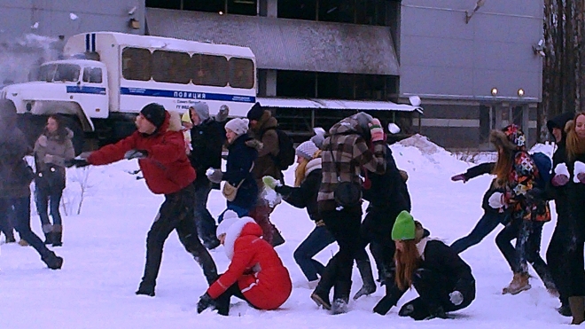 Петербург: игра в снежки на фоне автозака