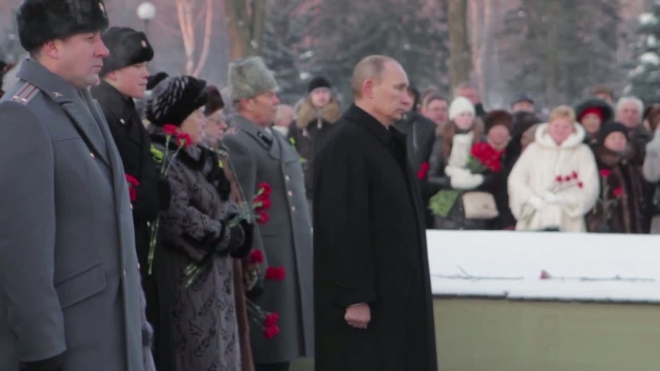Владимир Путин возложил венок на Пискаревском кладбище