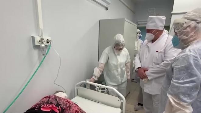 Лукашенко напоил водой пациентку больницы для людей с COVID-19